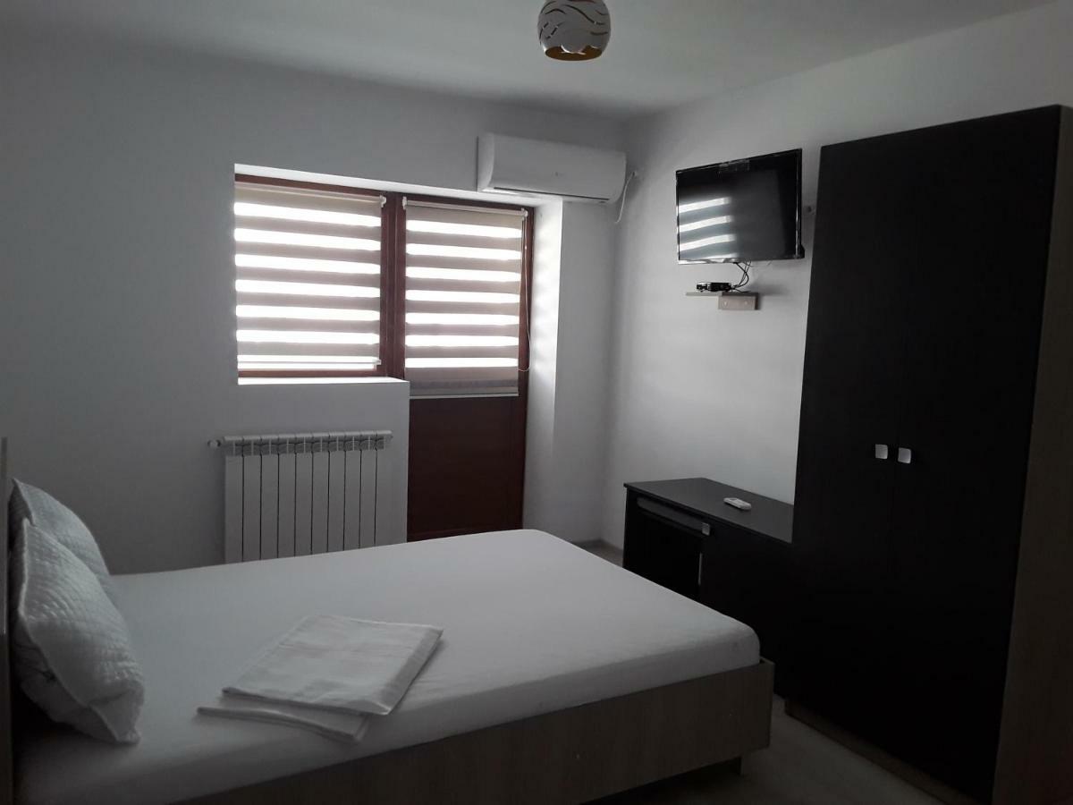 Camere De Inchiriat Central La Calciu Mahmudia Exterior photo